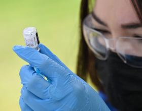 A healthcare worker fills a syringe with Pfizer Covid-19 vaccine at a community vaccination event in a predominately Latino neighborhood in Los Angeles, California, August 11, 2021. Photo: Robyn Beck/AFP via Getty Images.